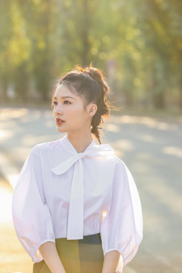 夏天学李沁格纹长裙配蓝色西装，清爽减龄又有少女感