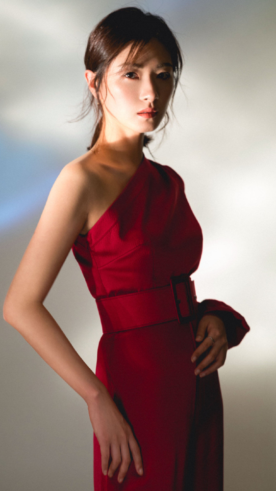 万茜气质温婉独特,穿梅子色斜肩连体裤优雅高贵