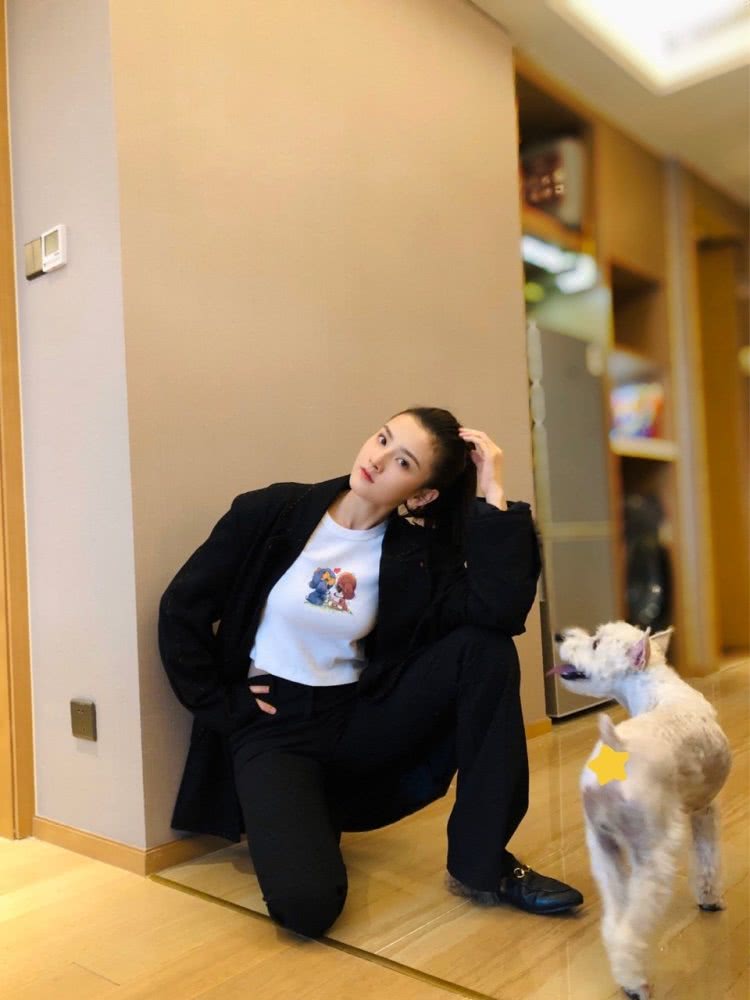 宋祖儿更新穿搭美照，热裤搭配高筒靴再加大长腿太霸屏