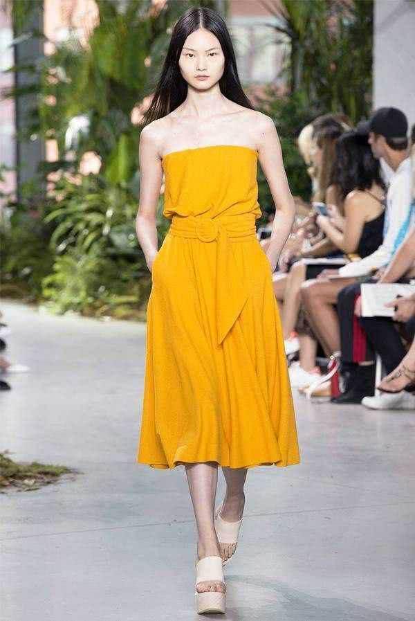 2020春天告别沉闷,试试明星们的淡黄色长裙,显白又时髦