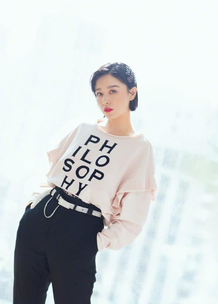 阚清子卫衣搭配高腰裤凹出大长腿,这比例不输超模前男友