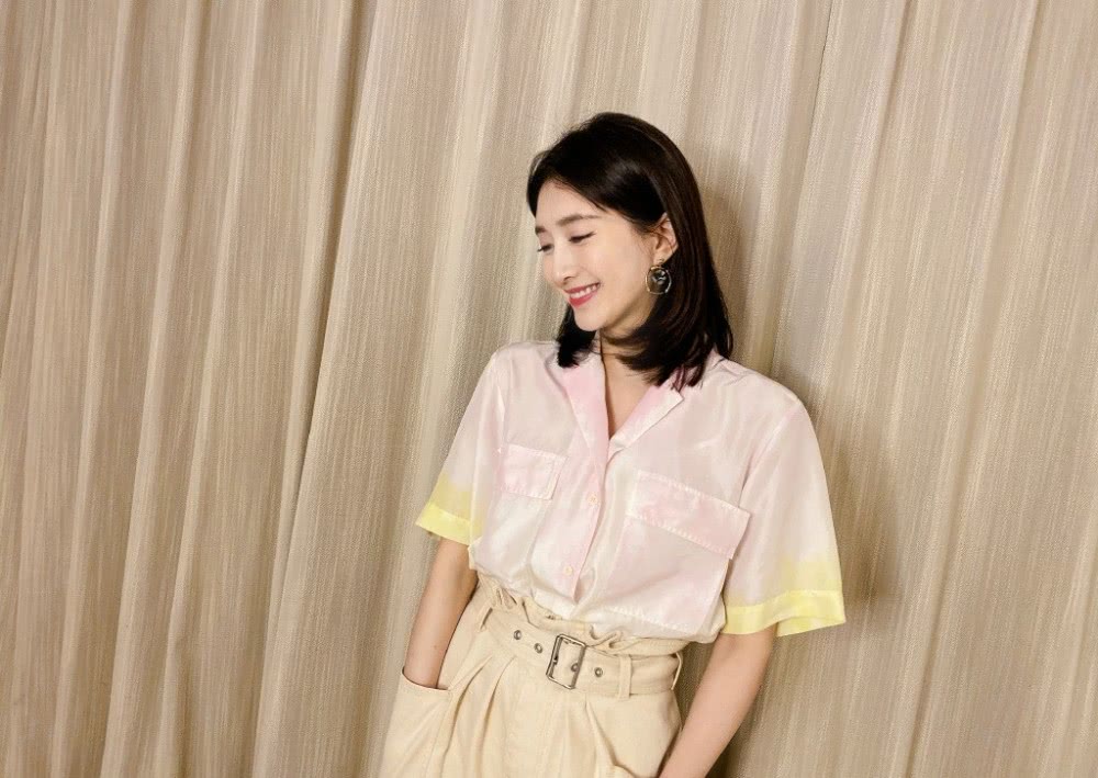 江疏影晒私服照,穿浅粉色衬衫短袖配工装裤,大长腿帅气满分