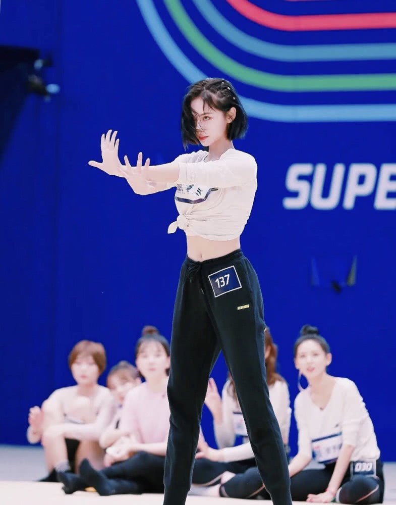 超A绝美舞担许佳琪,台上台下判若两人,短发可盐可甜还能御姐