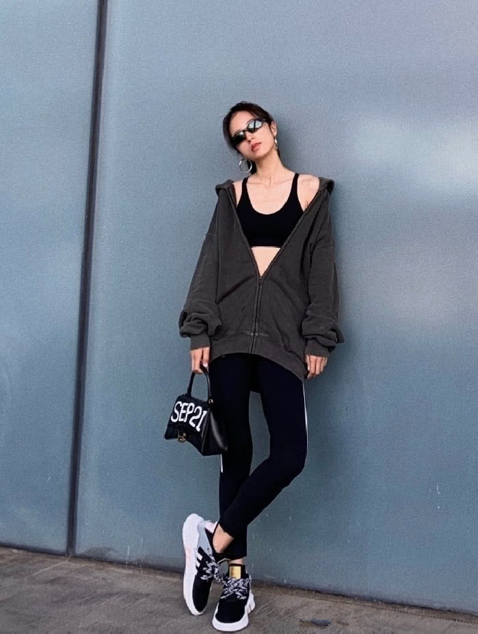 周雨彤穿“洞洞AJ”秀腿,潮到不敢正眼看她