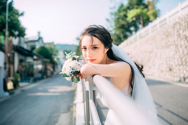 接吻的时候女生的手在干什么 9大部位看看她的手在哪里