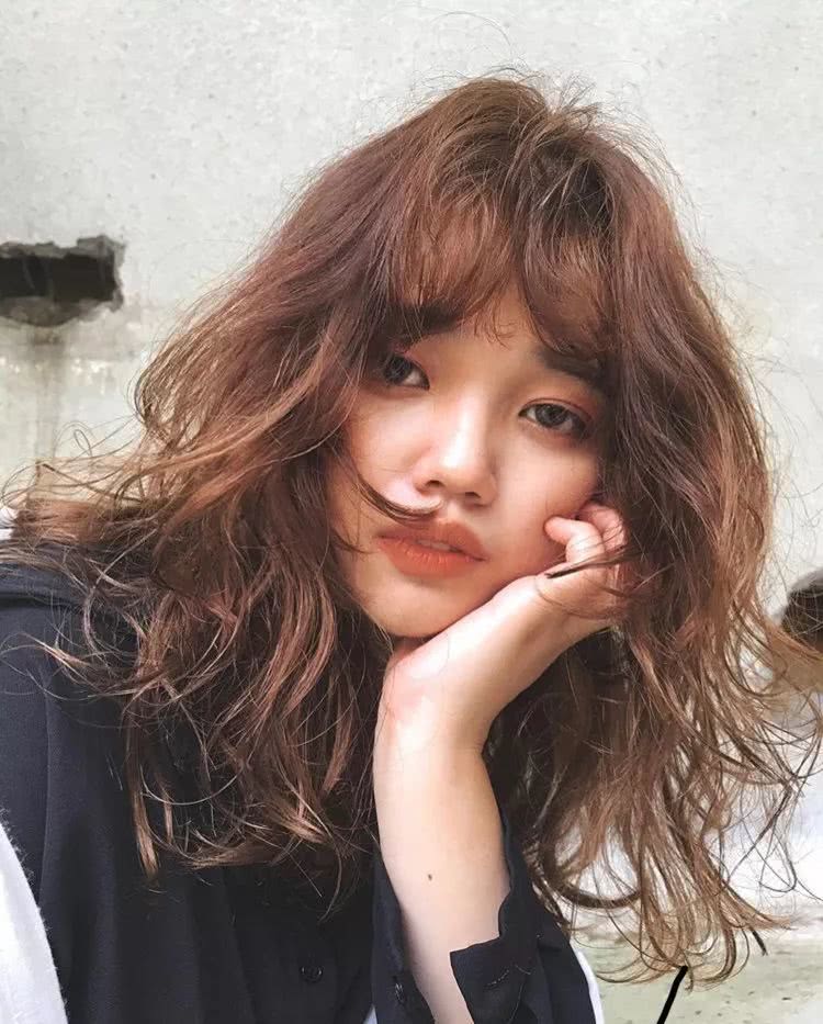 喜欢复古风的女生，不妨烫个羊毛卷