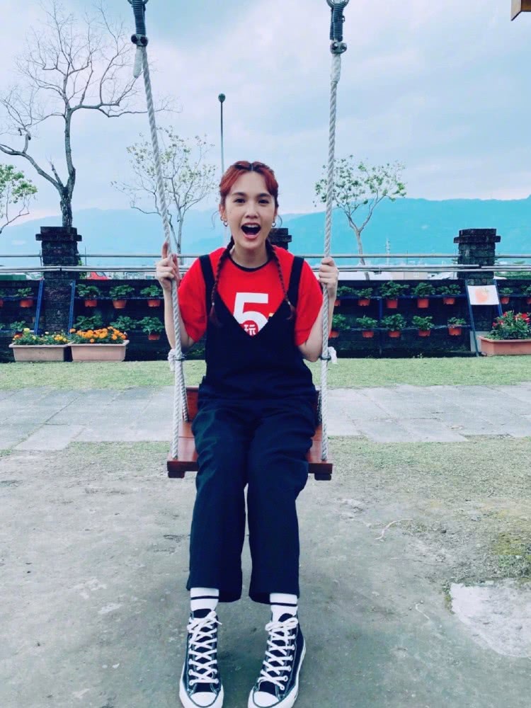 李荣浩老婆杨丞琳穿背带裤扎麻花辫，36岁也活力青春