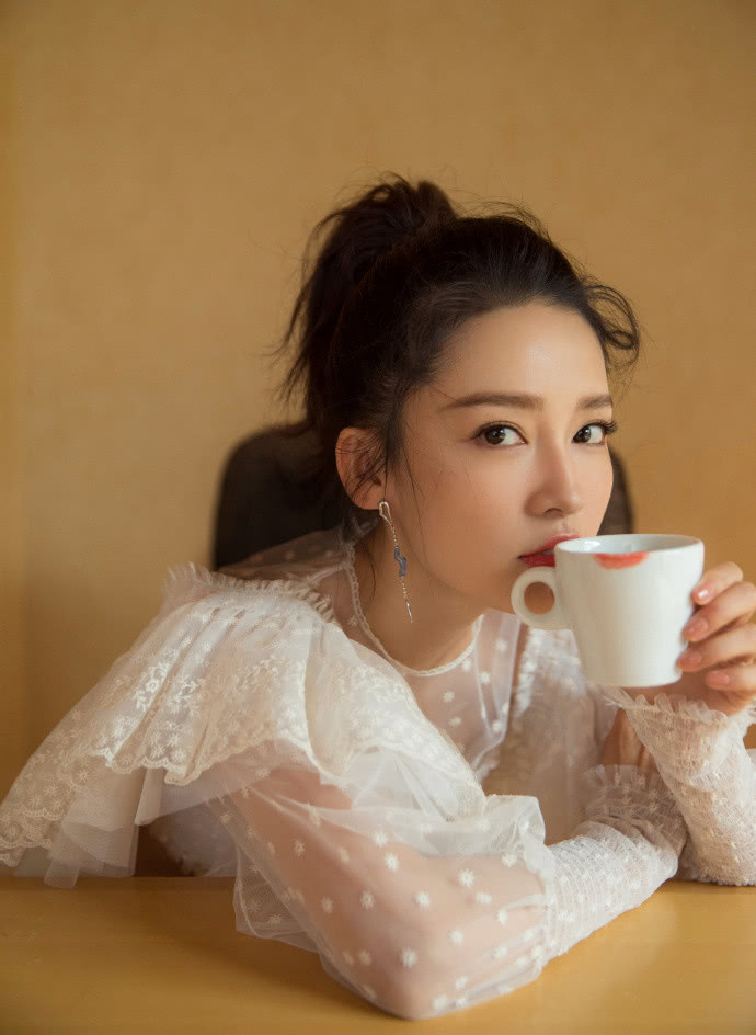 李沁穿波点上衣美成小仙女,搭对短裤腿又细一圈