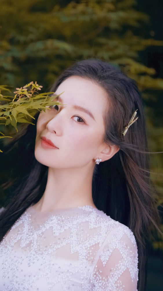 刘诗诗白色纱裙穿出婚礼效果,肩颈线条如同天鹅,这气质绝了!