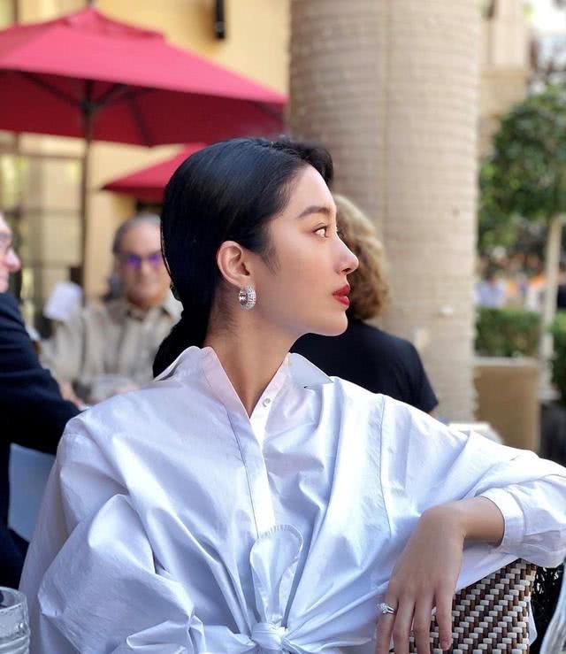 杨采钰的富商结婚后整个人都变“贵”了,白衬衫穿出了贵妇气质