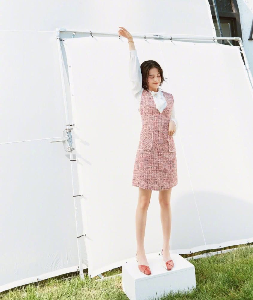 白鹿穿碎花装配锁骨发拍时尚写真，复古甜美