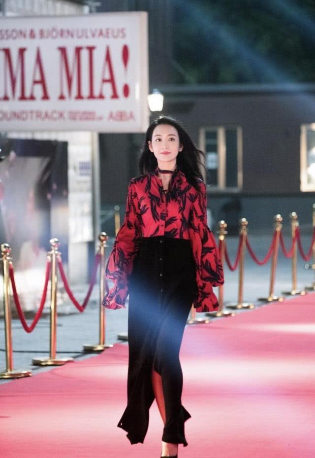 王鸥穿红色印花衬衫配半身裙亮相,37岁迎来颜值巅峰