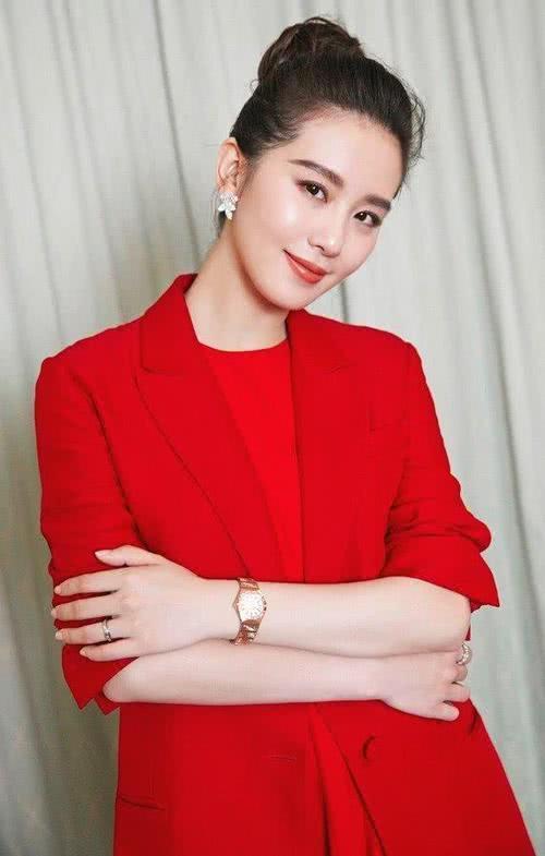 刘诗诗搭配红裙性感霸气，“锁骨杀”太好看了