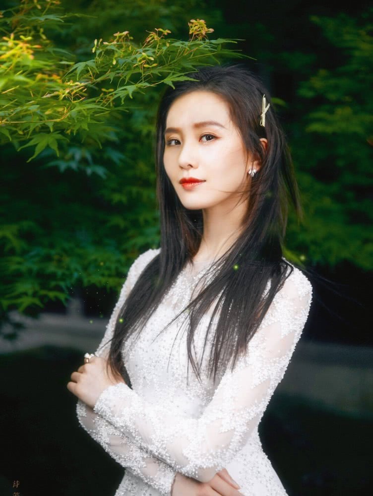 刘诗诗白色纱裙穿出婚礼效果,肩颈线条如同天鹅,这气质绝了!