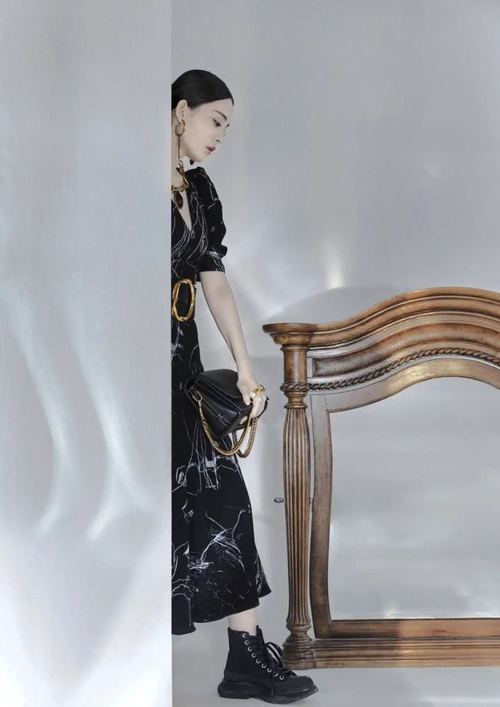 古力娜扎全新大片演绎冷酷职场美人，西装革履气场太强