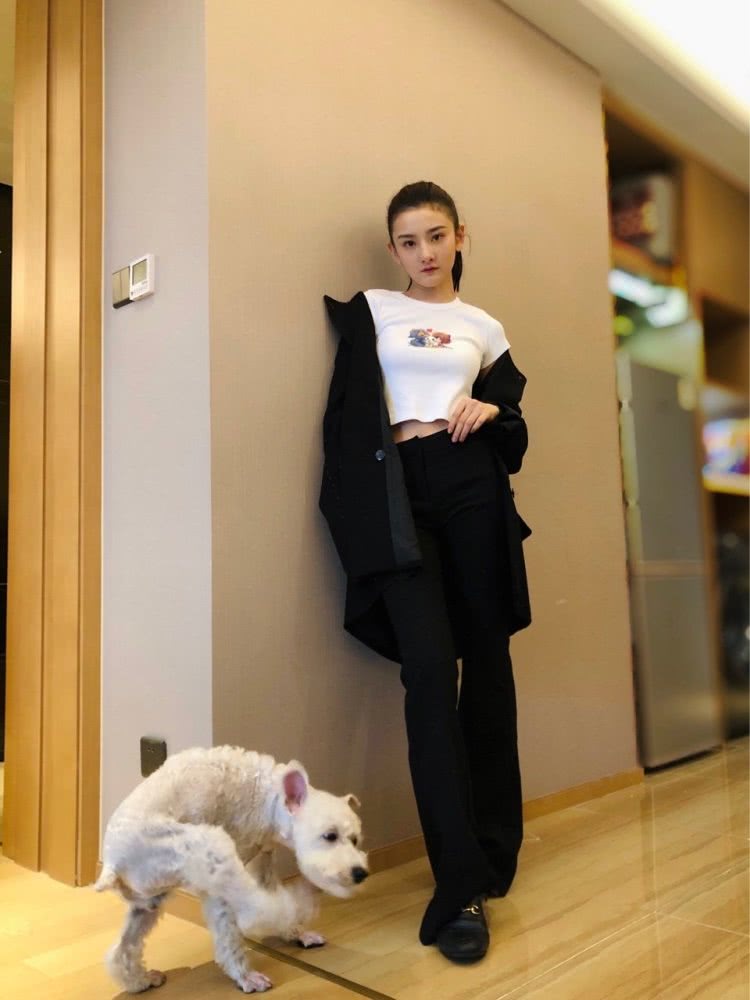 宋祖儿更新穿搭美照，热裤搭配高筒靴再加大长腿太霸屏