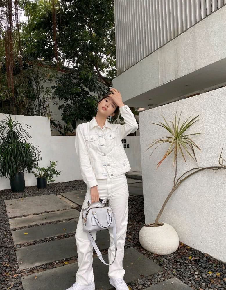 周雨彤穿米白色工装搭配同色系休闲裤,又酷又时尚