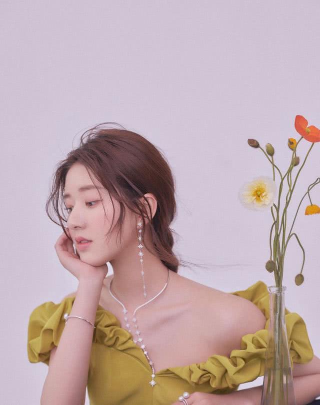 如何搭配清新优雅不做作？笑容配钻石，赵露思甜度爆表