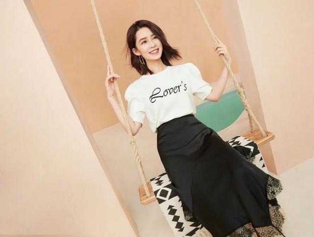 夏天学李沁格纹长裙配蓝色西装，清爽减龄又有少女感