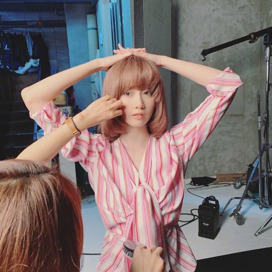 林允儿大变风格，顶厚重假发造型非主流，齐刘海真没有认出来