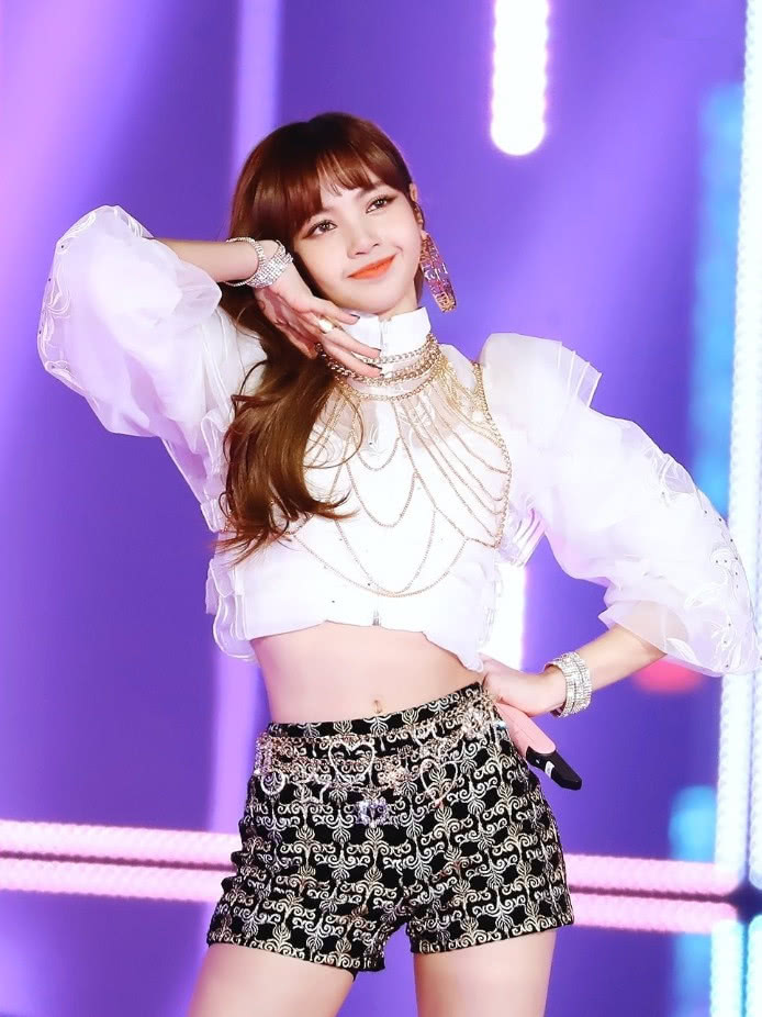 LISA才是《青春有你2》腰最细的?当她带学员跳舞时,全网女生都酸了