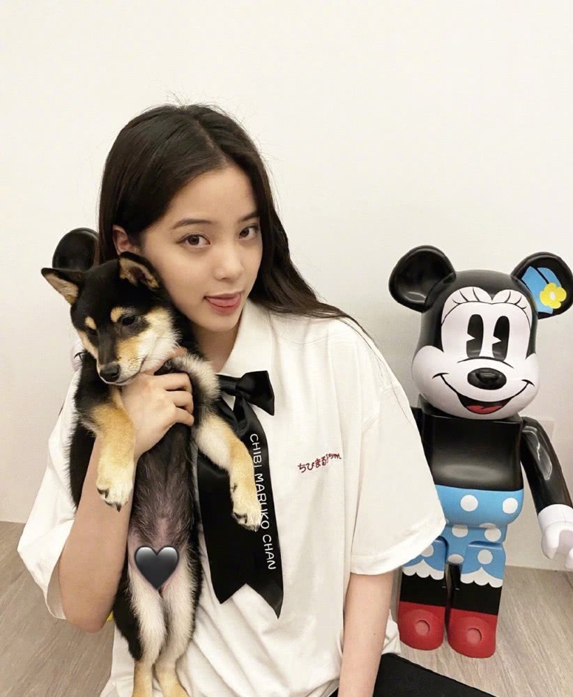 欧阳娜娜穿白色衬衫配黑色蝴蝶结，对镜一笑清纯甜美