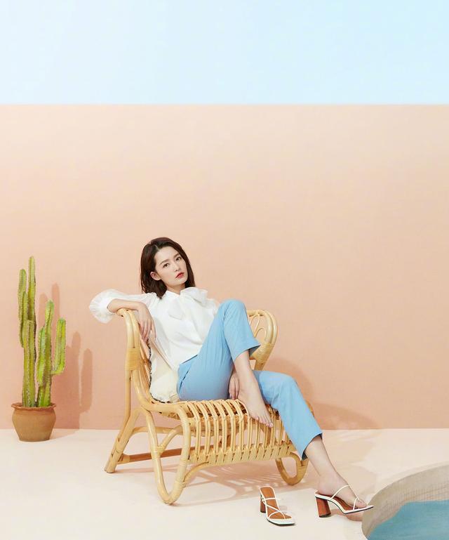 夏天学李沁格纹长裙配蓝色西装，清爽减龄又有少女感