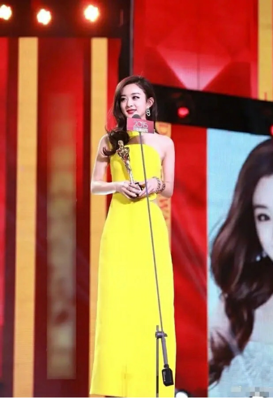 女星淡黄色长裙穿搭大赏,倪妮大气优雅,热巴精致像小公主