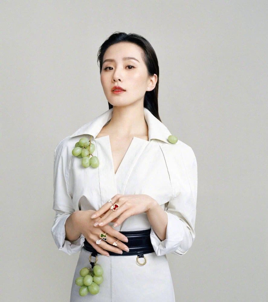 刘诗诗白色纱裙穿出婚礼效果,肩颈线条如同天鹅,这气质绝了!