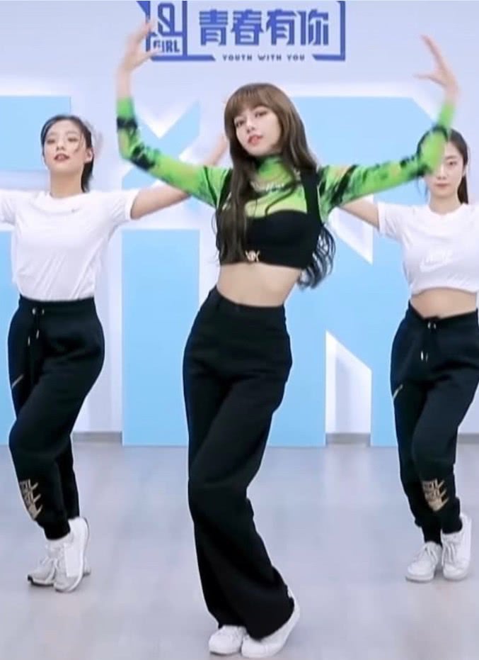 LISA才是《青春有你2》腰最细的?当她带学员跳舞时,全网女生都酸了