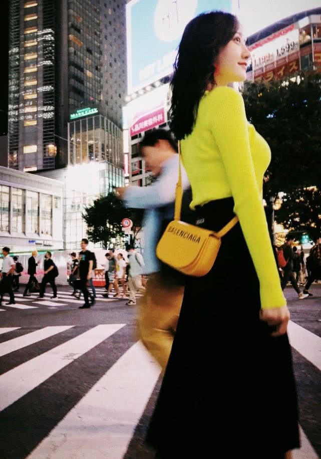 景甜穿紧身衣还故意选小一码，这身材谁受的了