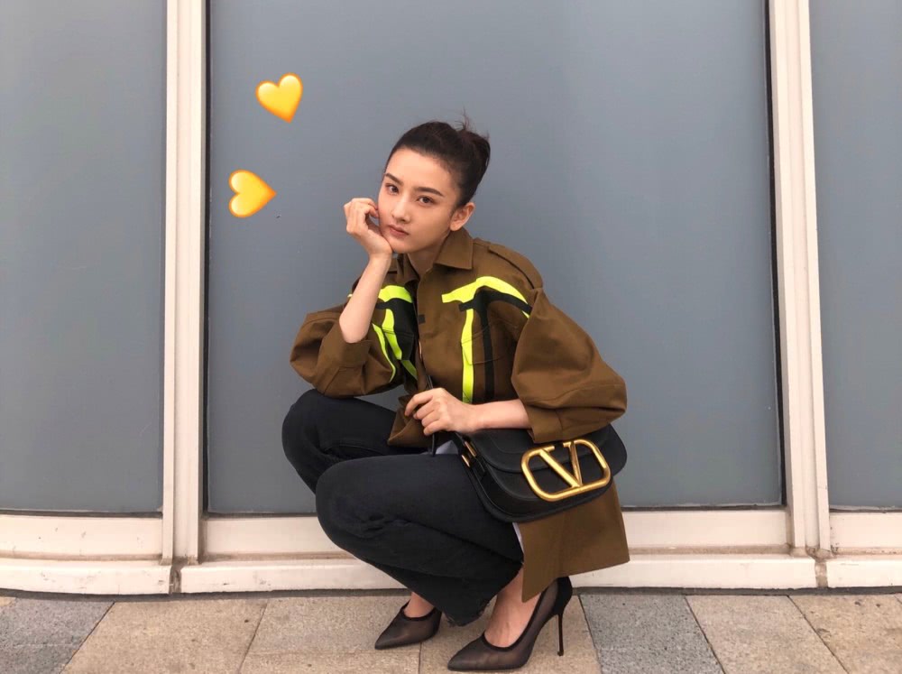 宋祖儿穿8厘米透视高跟鞋配牛仔裤工装外套，活力干练