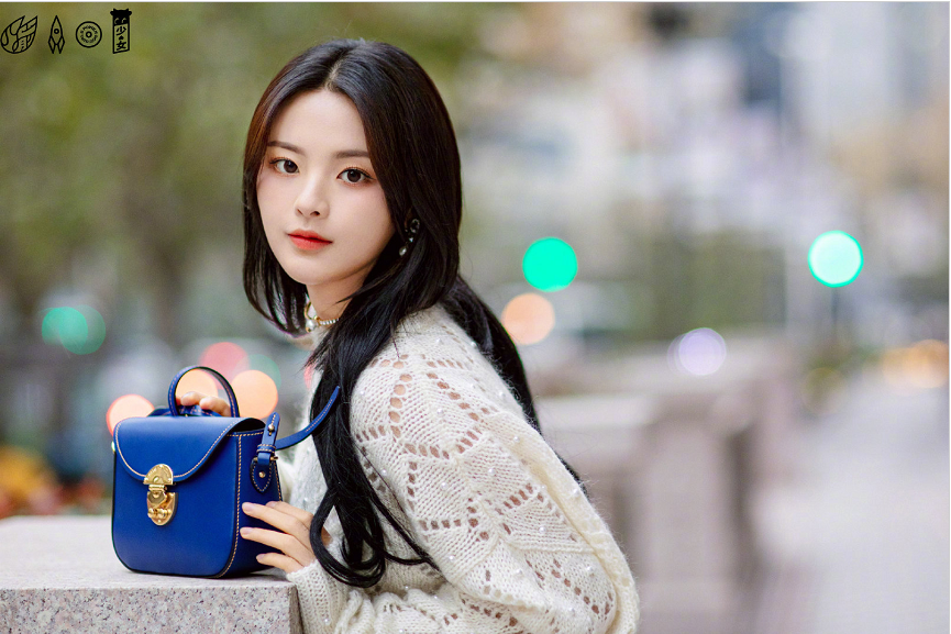 杨超越不愧是仙女本尊,毛衣搭短裙温柔甜美