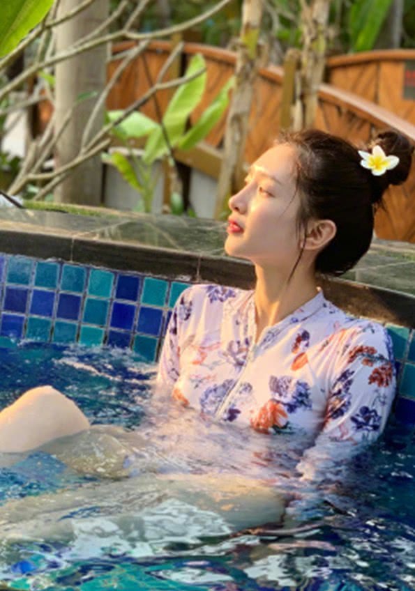 江疏影湿水后妆容全无，穿泳衣浮出水面太性感