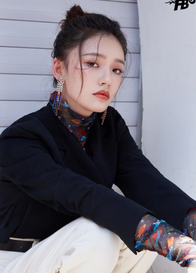 林允穿西装都能塞进裤子里，腰有多细都不知道