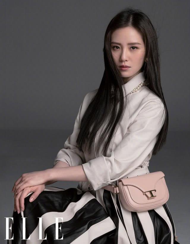 刘诗诗重塑黑长直发造型,静雅沉稳不失活泼散发幸福气息