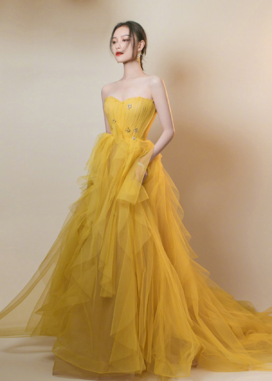 女星淡黄色长裙穿搭大赏,倪妮大气优雅,热巴精致像小公主