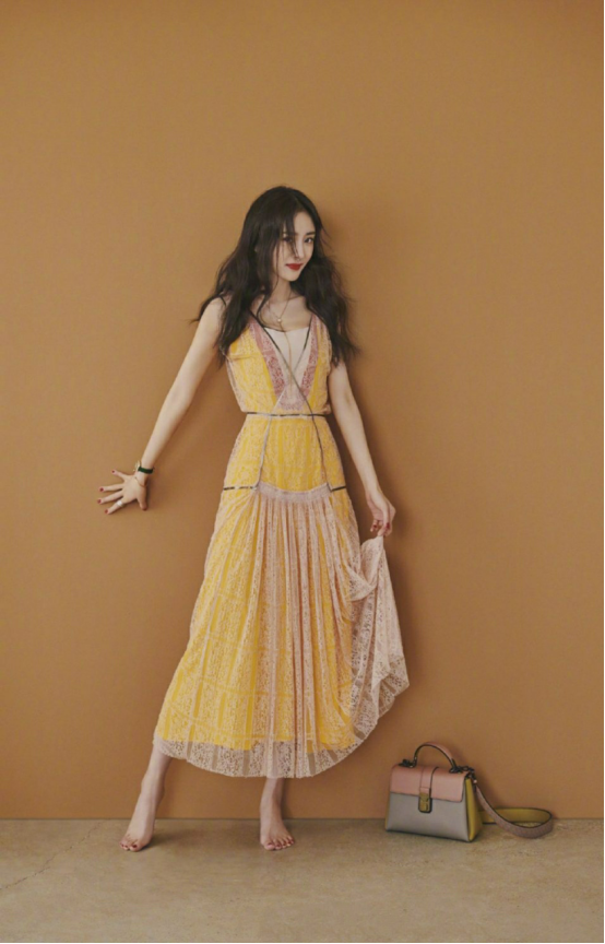 女星淡黄色长裙穿搭大赏,倪妮大气优雅,热巴精致像小公主