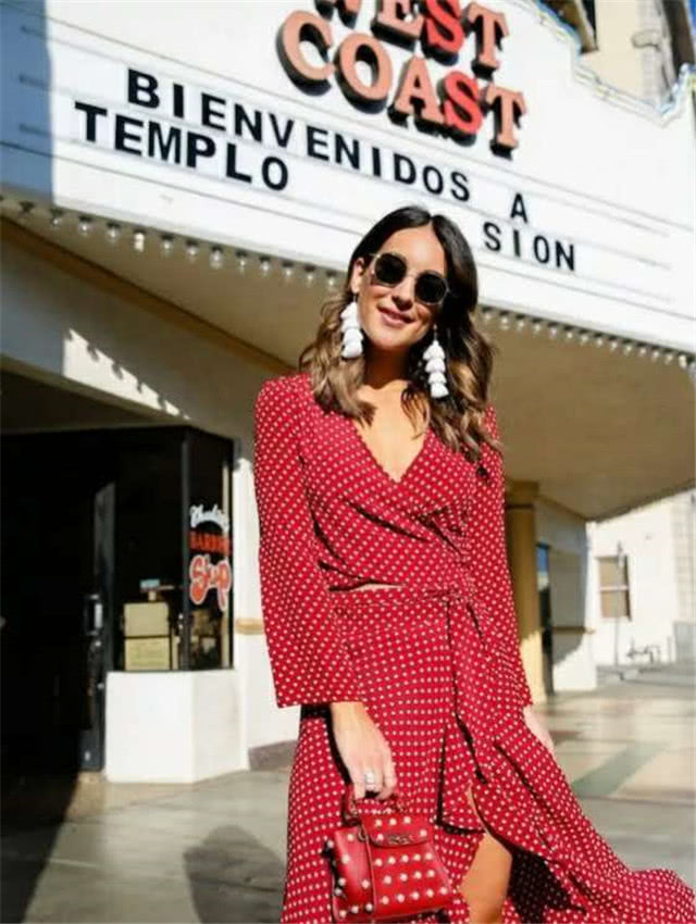 女人不管身材多好,这“4种”裙子再火都别穿,上身显廉价没气质