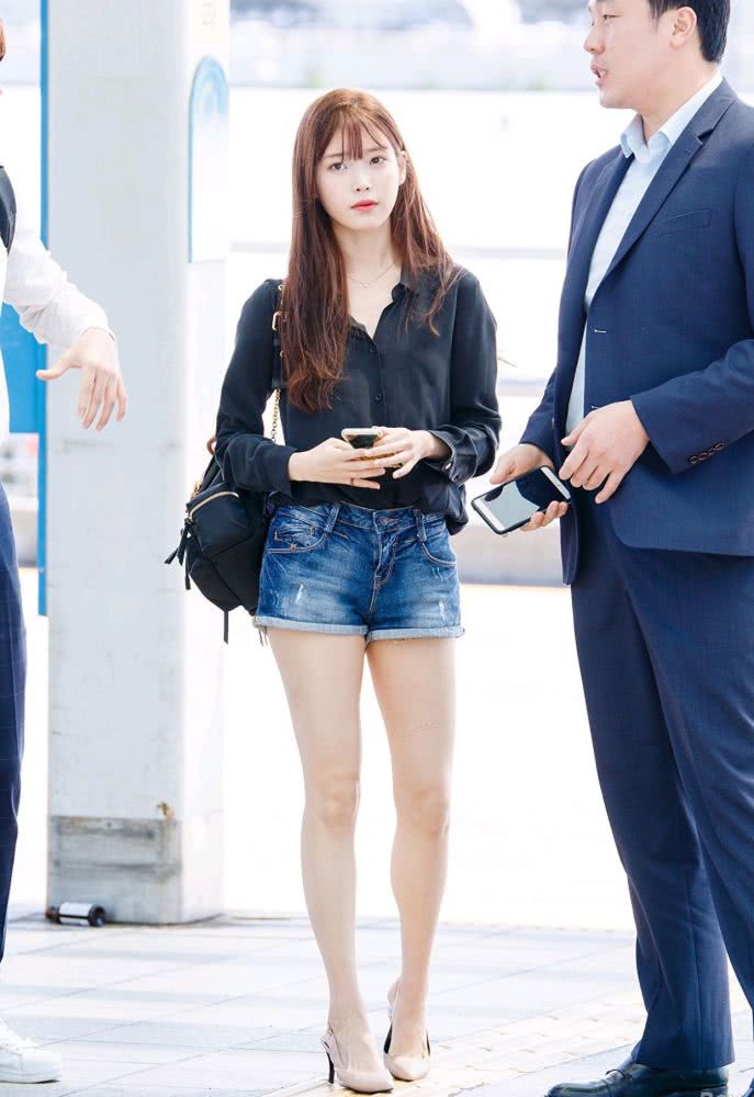 李知恩身穿黑色衬衫配蓝色牛仔热裤,轻松秀出甜美好身材