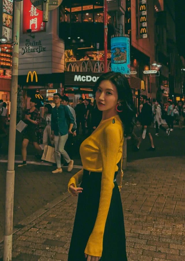 景甜穿紧身衣还故意选小一码，这身材谁受的了