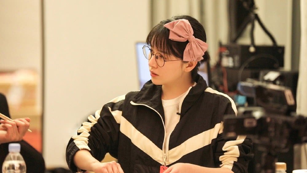 阚清子晒帅气街拍照，拖鞋暴露32岁少女心