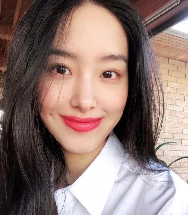 杨采钰的富商结婚后整个人都变“贵”了，白衬衫穿出了贵妇气质