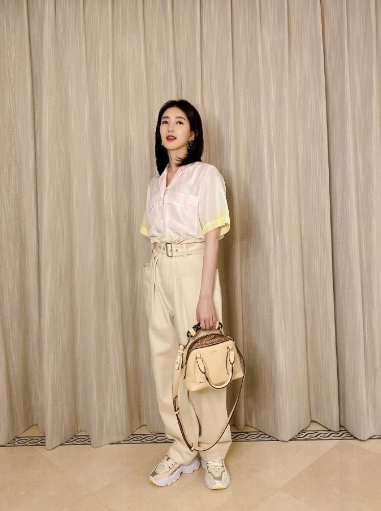 江疏影晒私服照,穿浅粉色衬衫短袖配工装裤,大长腿帅气满分