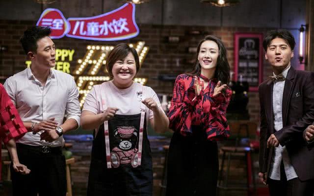 王鸥穿红色印花衬衫配半身裙亮相,37岁迎来颜值巅峰