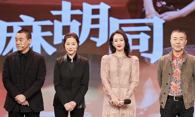 王鸥穿红色印花衬衫配半身裙亮相,37岁迎来颜值巅峰