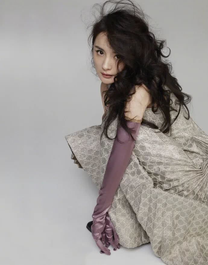 杨幂顶着“高原红”拍时尚杂志,高级感一点都不差