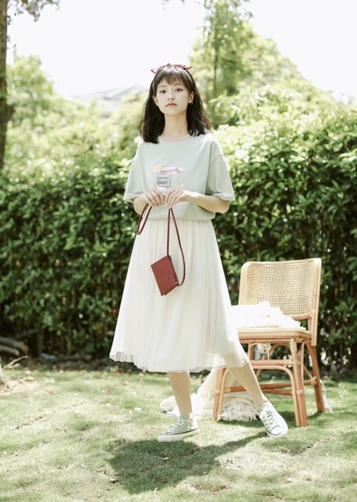 看韩国小姐姐2020春天如何完美诠释CHIC风，休闲又有气质！