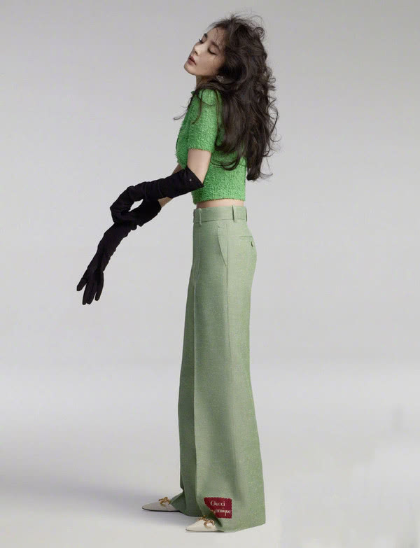 杨幂挑战微醺妆,红红脸蛋配可爱双马尾太显嫩了