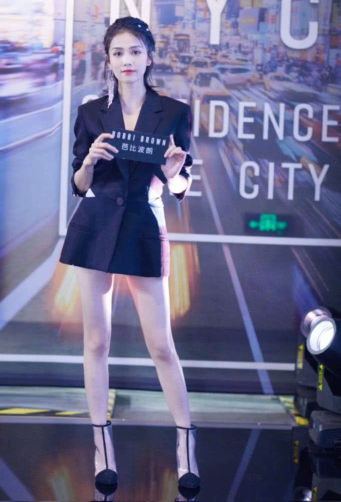 白鹿穿碎花装配锁骨发拍时尚写真，复古甜美